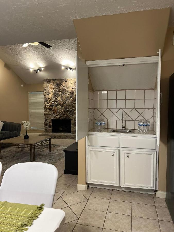Centrally Located Houston Retreat! Sleeps 8, 10 Min To Downtown, Free Parking Экстерьер фото
